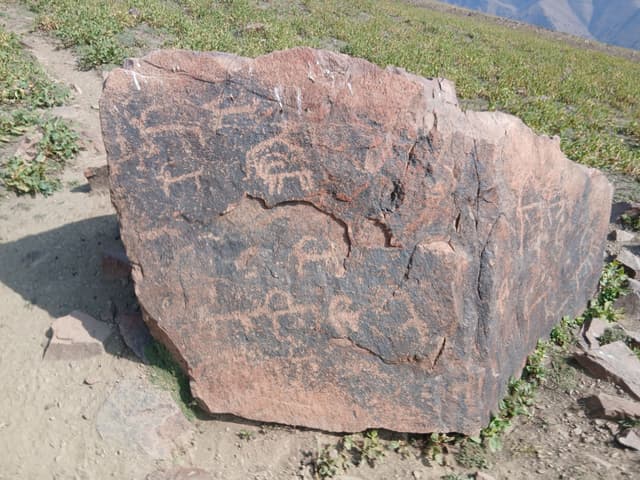 Миниатюра Бабатаг (петроглифы Чаткальского хребта)